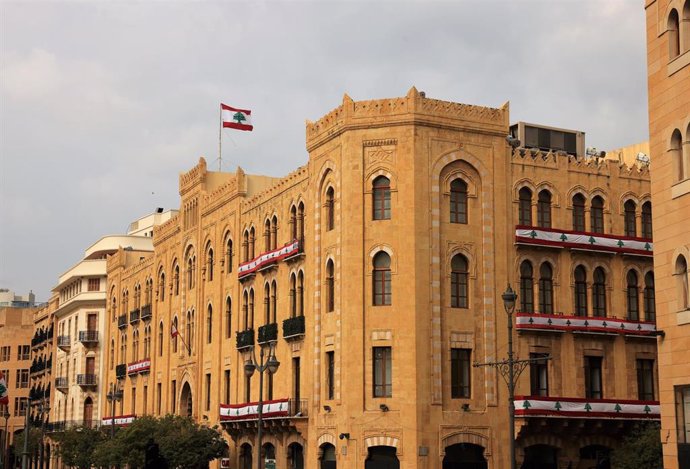 Archivo - Imagen de archivo del Ayuntamiento de Beirut con banderas libanesas por el día de la Independencia