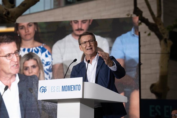 El presidente del Partido Popular y candidato a la Presidencia del Gobierno, Alberto Núñez Feijóo, en el acto de inicio de la campaña, junto al Ayuntamiento, a 6 de julio de 2023, en Castelldefels, Barcelona, Catalunya (España). El mitin sirve para dar 
