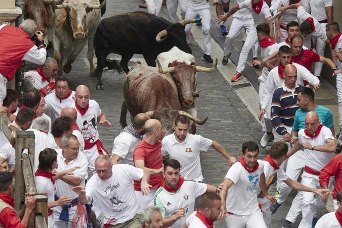 Primer encierro de los Sanfermines 2023, con toros de La Palmosilla.