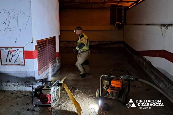 Los bomberos de la DPZ han achicado agua de  los garajes