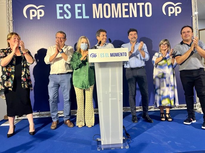 Imagen de la Junta Directiva Provincial del PP de Alicante, con el presidente del PPCV, Carlos Mazón, el presidente del PP de la provincia de Alicante, Toni Pérez, y el presidente del PP en Alicante ciudad, Luis Barcala, entre otros.