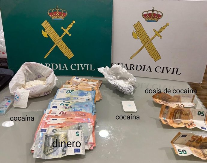 Droga y dinero intervenidos por la Guardia Civil.