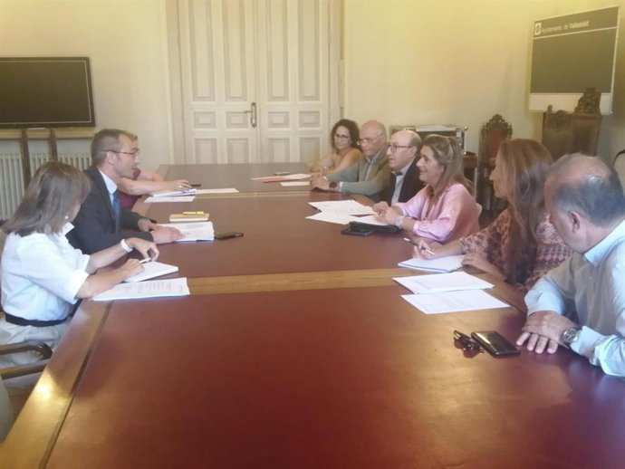 Reunión entre el concejal de Comercio, Mercados y Consumo, Víctor Martín Meléndez, y representantes de las asociaciones del sector del comercio local.