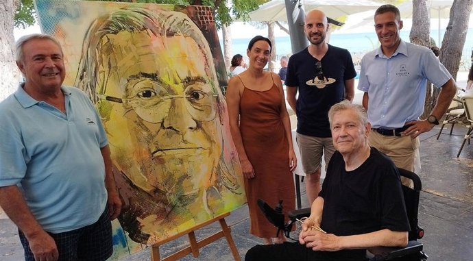 El artista Miguel Calatayud, Premio Nacional de Ilustración (d) realiza el cartel del Castell de l'Olla de Altea