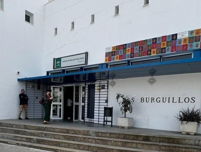 Entrada principal del IES Burguillos, en el municipio sevillano del mismo nombre.