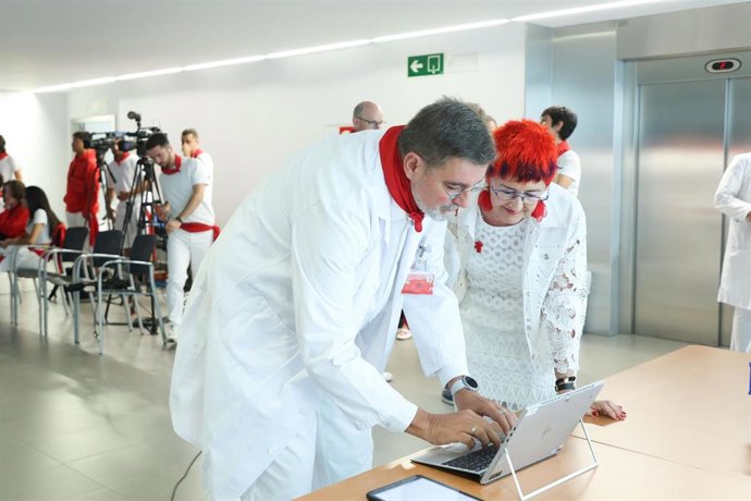 La consejera de Salud del Gobierno foral, Santos Induráin, sigue el despliegue del dispositivo sanitario para los encierros de los Sanfermines 2023 desde el Servicio de Urgencias del Hospital Universitario de Navarra.