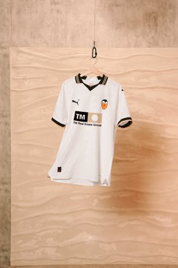 Puma y el Valencia CF homenajean con la camiseta para 2023-24 el estilo de vida mediterráneo.