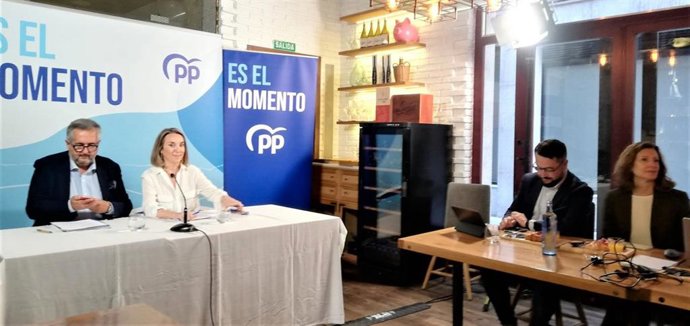 Gamarra, durante su comparecencia ante los medios de comunicación en Logroño, con miembros de las candidaturas al Congreso y al Senado por La Rioja.