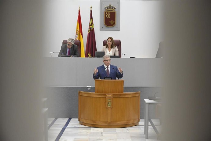 El portavoz del Grupo Parlamentario Socialista, José Vélez, en el Debate de investidura