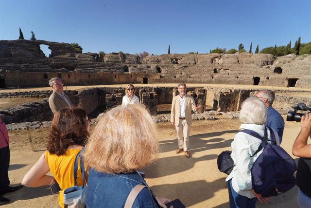 Visita de una delegación internacional al conjunto arqueológico de Itálica organizada por la Asociación Cívica del Sur (Civisur) para promover su candidatura a Patrimonio Mundial de la Unesco, a 15 de junio del 2023 en Sevilla (Andalucía, España). 