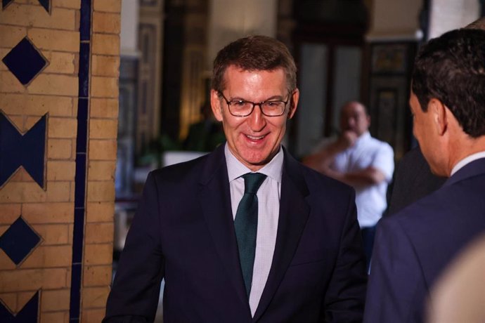 El presidente del PP y candidato a la Presidencia del Gobierno, Alberto Núñez Feijóo a la llegada al desayuno informativo, a 7 de julio de 2023, en Sevilla, (Andalucía, España). El presidente del PP y candidato a la Presidencia del Gobierno, Alberto Núñ