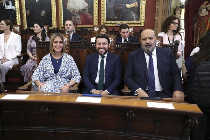 El alcalde Jaime Martínez (d) del PP, junto al primer teniente de alcalde, Javi Bonet (c), en el Ayuntamiento de Palma. Archivo. 