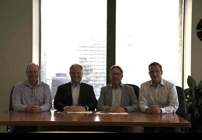 Photo from left: Peter Curtis, Executive Advisor, Seaspan; Torsten Pedersen Chief Operating Officer, Seaspan; Thomas Leander, Head of Solutions and Site Manager, Frederikshavn, MAN ES, and; Thomas Juul MD at MAN ES Canada