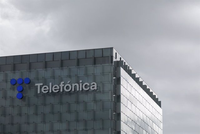 Archivo - Fachada de la sede de Telefónica, a 6 de marzo de 2023, en Madrid (España). Telefónica es la cuarta compañía de telecomunicaciones más importante de Europa y la decimotercera a nivel mundial.?? Telefónica ha registrado un beneficio neto de 2.011