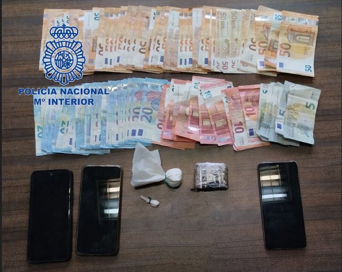 Material incautado a dos detenidos por tráfico de drogas en los Pilares.