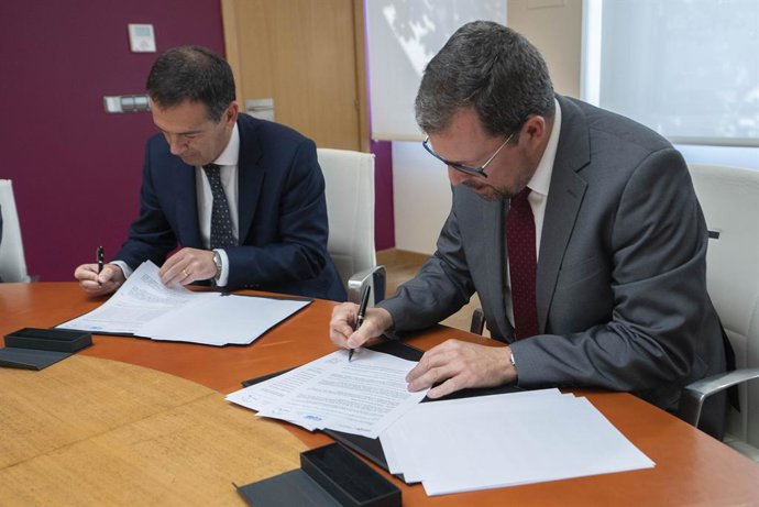 Firma contrato Renfe y CAF.