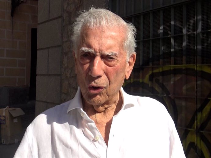 Mario Vargas Llosa a su llegada a su domicilio tras recibir el alta hospitalaria