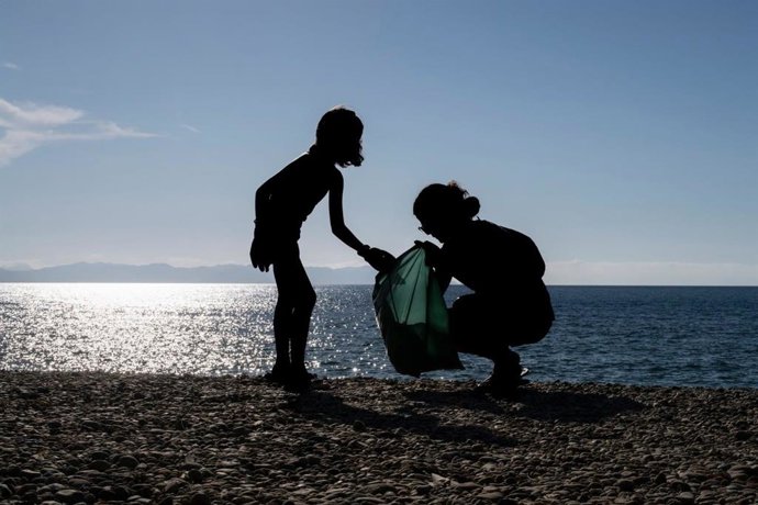 Archivo - Recogida de residuos en una playa de Almería.