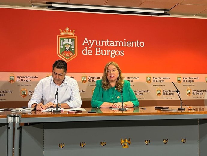 El concejal de Comercio, Raúl Martínez, y la alcaldesa de Burgos, Cristina Ayala