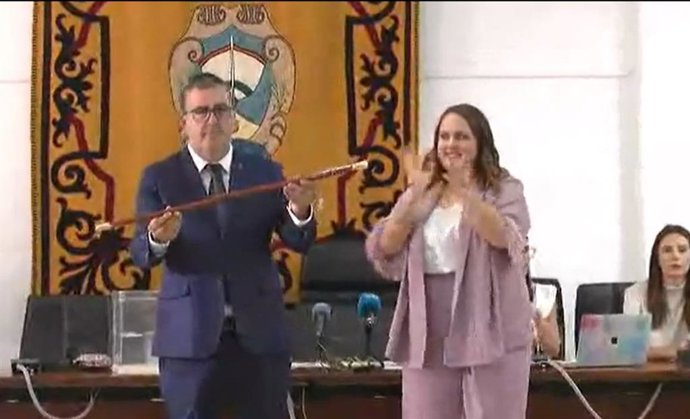 Archivo - Felipe Cayuela sostienen el bastón de mando como nuevo alcalde de Carboneras (Almería)