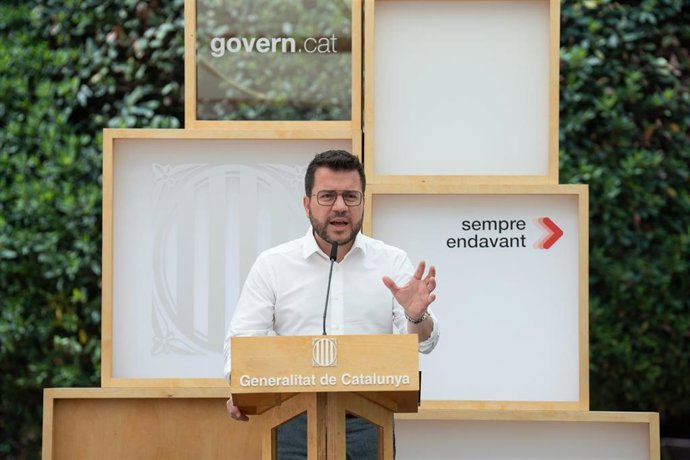 El presidente de la Generalitat, Pere Aragons, comparece en los jardines del Palau Robert de Barcelona.