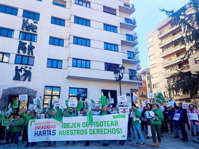 Archivo - Imagen de archivo de una concentración de personasl de Enfermería y Fisioterapia ante el Sespa