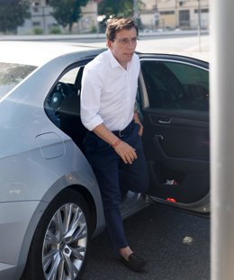 El alcalde de Madrid, José Luis Martínez-Almeida, a su llegada a la Calle 30 Natura, en la Glorieta de Nueva Zelanda, a 7 de julio de 2023