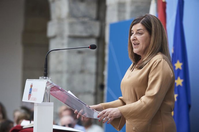 La nueva presidenta de Cantabria, María José Sáenz de Buruaga  en su toma de posesión.