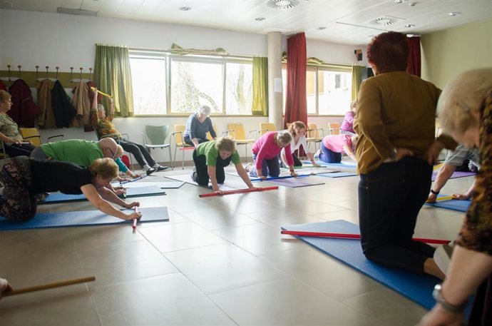 Archivo - Mujeres mayores haciendo gimnasia, foto de recurso