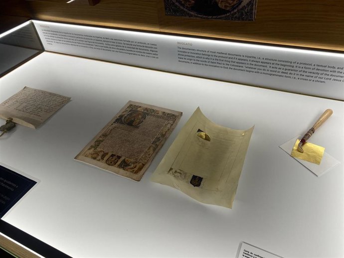 Casa Botines de León acoge desde este viernes la exposición 'Anverso y reverso' con obras del Archivo FUNDOS