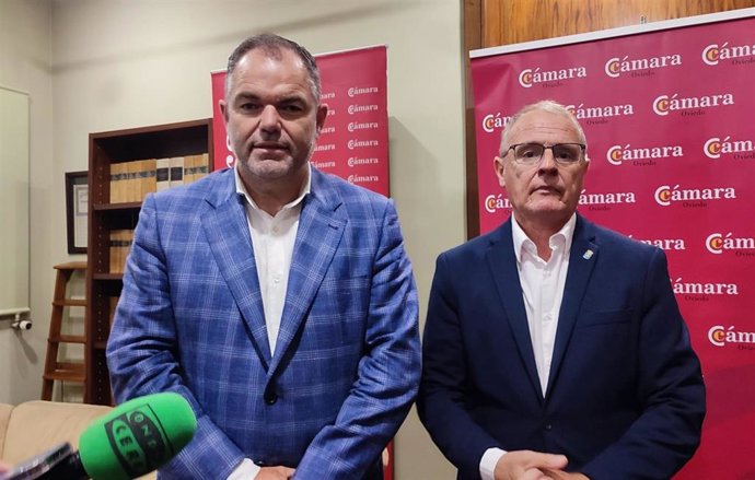 El presidente de la Cámara de Comercio de Oviedo, Carlos Paniceres, y el portavoz del PP en la Junta General, Diego Canga.