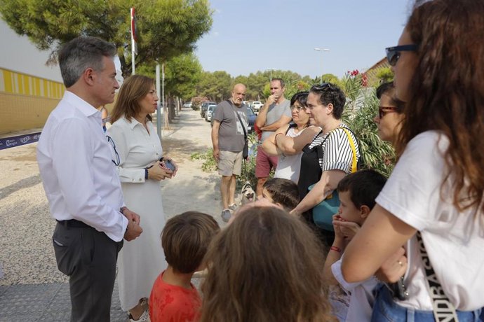 La alcaldesa de Zaragoza, Natalia Chueca, visita las zonas más afectadas por la fuerte tromba de agua de este jueves, como la zona de Parque Venecia