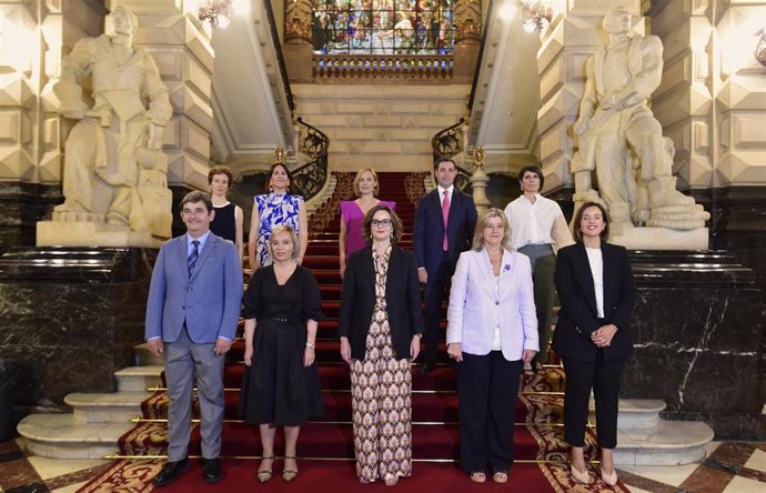 Los nuevos diputados forales de Bizkaia con la diputada general, Elixabete Etxanobe, tras tomar posesión de sus cargos.