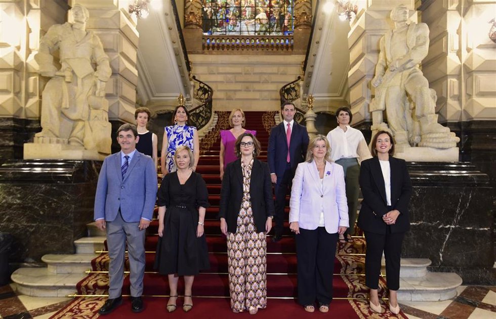 Los nuevos diputados forales de Bizkaia con la diputada general, Elixabete Etxanobe, tras tomar posesión de sus cargos.