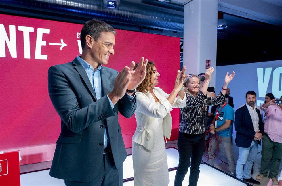 (I-D) El secretario general del PSOE y presidente del Gobierno, Pedro Sánchez; la ministra de Hacienda y Función Pública, María Jesús Montero, y la vicepresidenta primera y ministra de Economía, Nadia Calviño