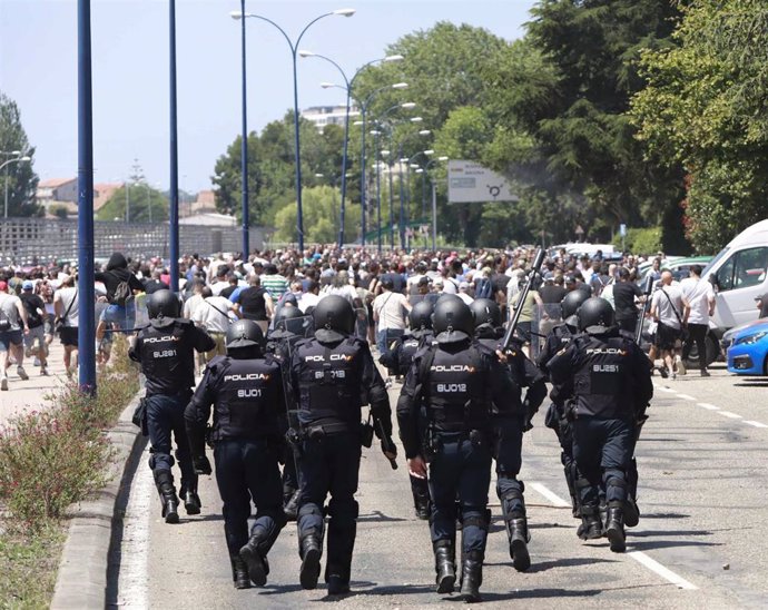 Imagen de los antidisturbios en las protestas del metal de Vigo durante el día 6 de julio