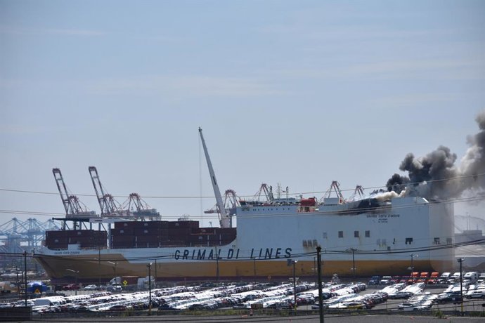 Imagen de archivo de un carguero en llamas en el puerto de Newark.
