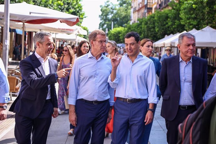 El presidente del PP y candidato a la Presidencia del Gobierno, Alberto Núñez Feijóo (2i), el presidente de la Junta de Andalucía, Juanma Moreno (2d) y el alcalde de Sevilla, José Luis Sanz (d) y el candidato por Sevilla al Congreso de los Diputados, Ju