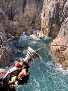 Rescatado por helicóptero un piragüista caído al agua junto al faro de Santoña