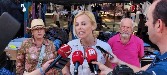 Blanca Armario atiende a los periodistas en Arcos.