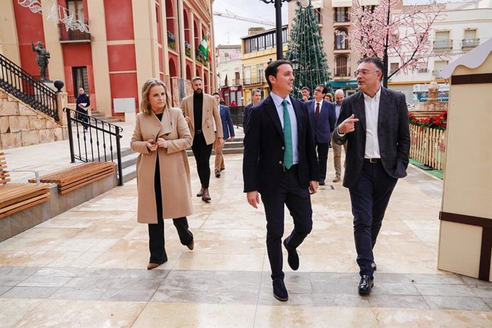 El presidente de la Diputación durante una visita a Berja.