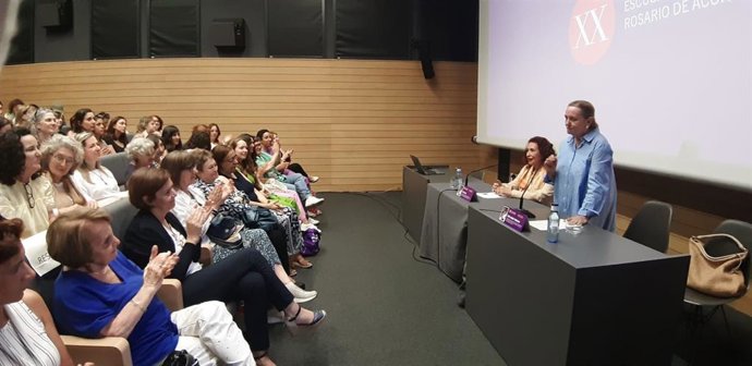 La política y escritora Lidia Falcón, junto a la catedrática Amelia Válcarcel, antes ofrecer una conferencia en la Escuela Feminista 'Rosario de Acuña' en Gijón, en presencia, entre otros, de la alcaldesa gijonesa, Carmen Moriyón (Foro).