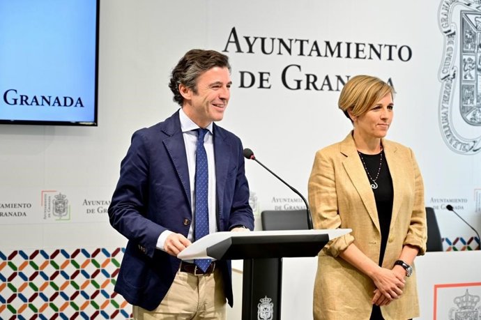 El portavoz del equipo de gobierno en el Ayuntamiento de Granada, Jorge Saavedra (PP) y  la concejala de Protección Ciudadana, Ana Agudo.