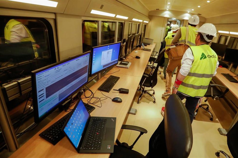 Archivo - Varios trabajadores en el interior del tren laboratorio de Adif a su llegada a la estación de Murcia del Carmen, a 13 de mayo de 2022, en Murcia (España). 