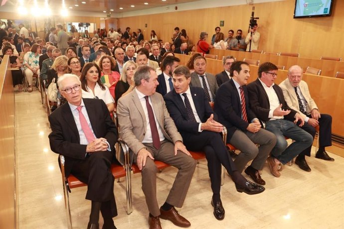 El delegado del Gobierno en Andalucía, Pedro Fernández, tercero por la izquierda, conversando con el secretario general del PSOE de Andalucía, Juan Espadas.