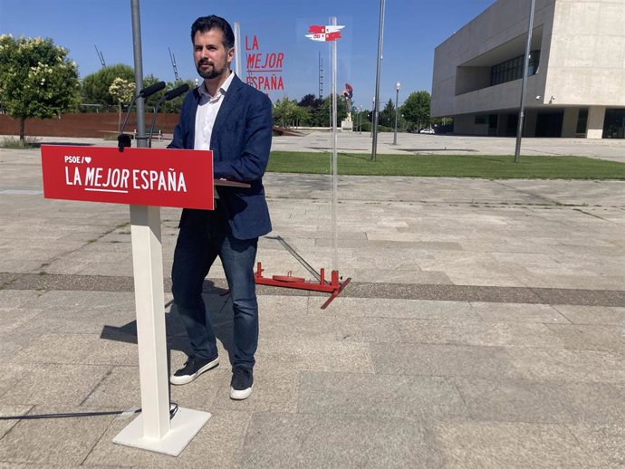 Luis Tudanca, durante su intervención ante los medios en un acto de campaña.