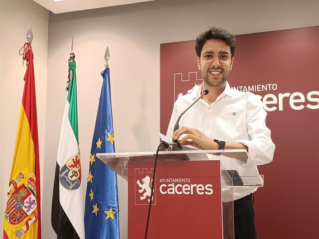 Archivo - El portavoz del Gobierno local de Cáceres, Ángel Orgaz, en una rueda de prensa