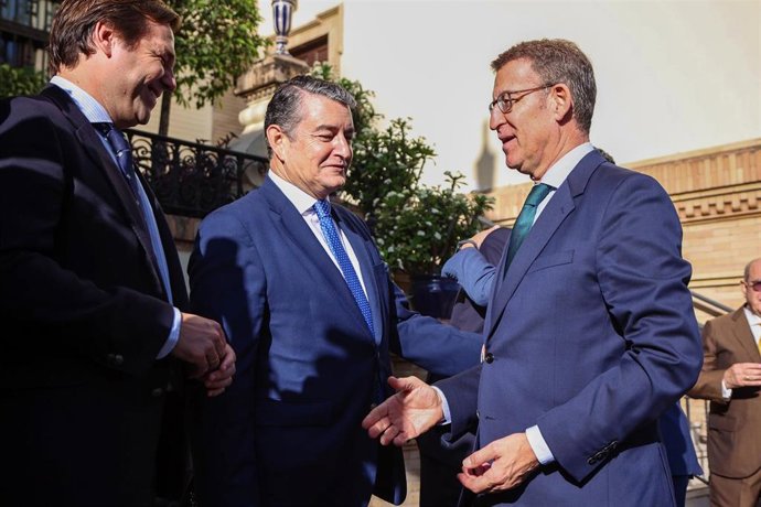El presidente del PP y candidato a la Presidencia del Gobierno, Alberto Núñez Feijóo (2d) saluda  al secretario general del PP andaluz, Antonio Repullo (i) a su llegada al desayuno informativo, a 7 de julio de 2023, en Sevilla, (Andalucía, España). El p