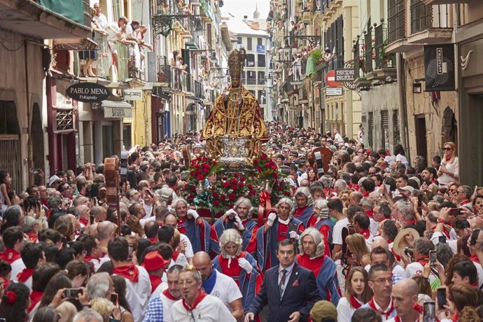 Miles de pamloneses arropan a San Fermín en la procesión en su honor el 7 de julio de 2023.