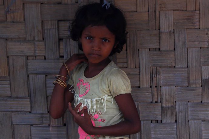 Archivo - May 15, 2023, Dhaka, Dhaka, Bangladesh: A Rohingya girl posed for a photograph in a refugee camp in Teknaf, Bangladesh